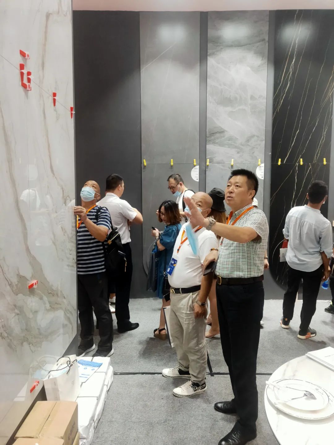 高定風(fēng)口下，巖板是否會(huì)成為瓷磚行業(yè)進(jìn)軍定制家居產(chǎn)業(yè)的“殺手锏”？(圖2)